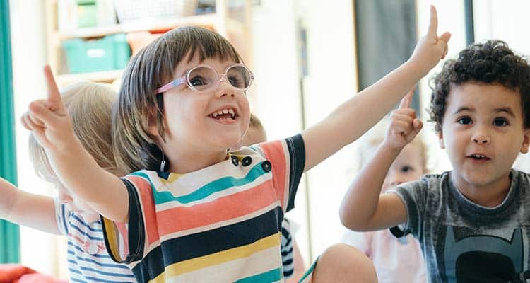 Enfants jeux de doits