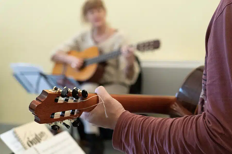 Jouer de la guitare d'accompagnement parmi les enfants - Niveau débutant -  Enfance et Musique