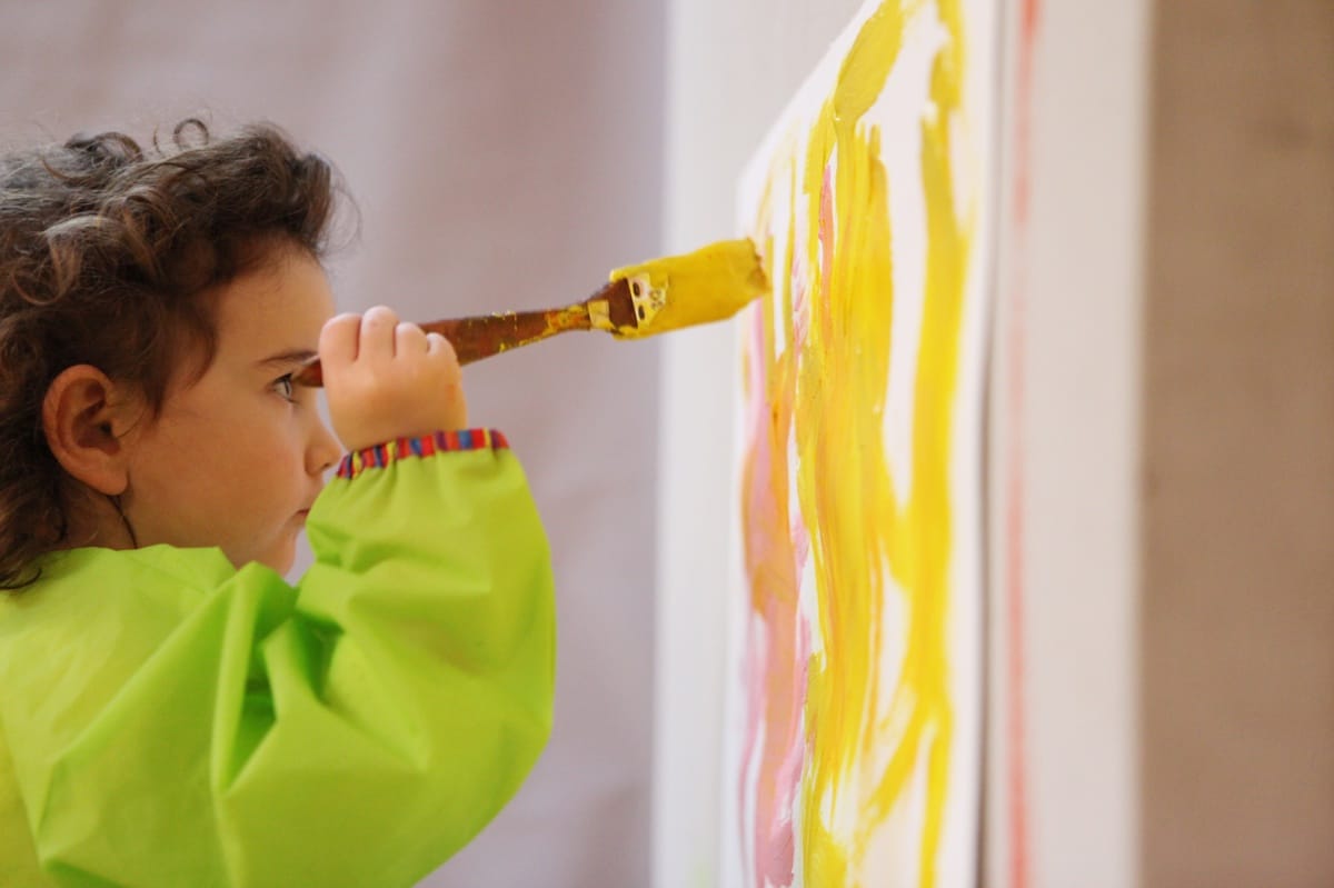 Enfant atelier peinture
