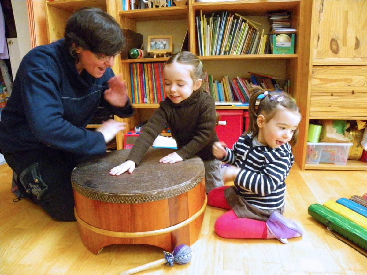 Enfants et adulte tambour