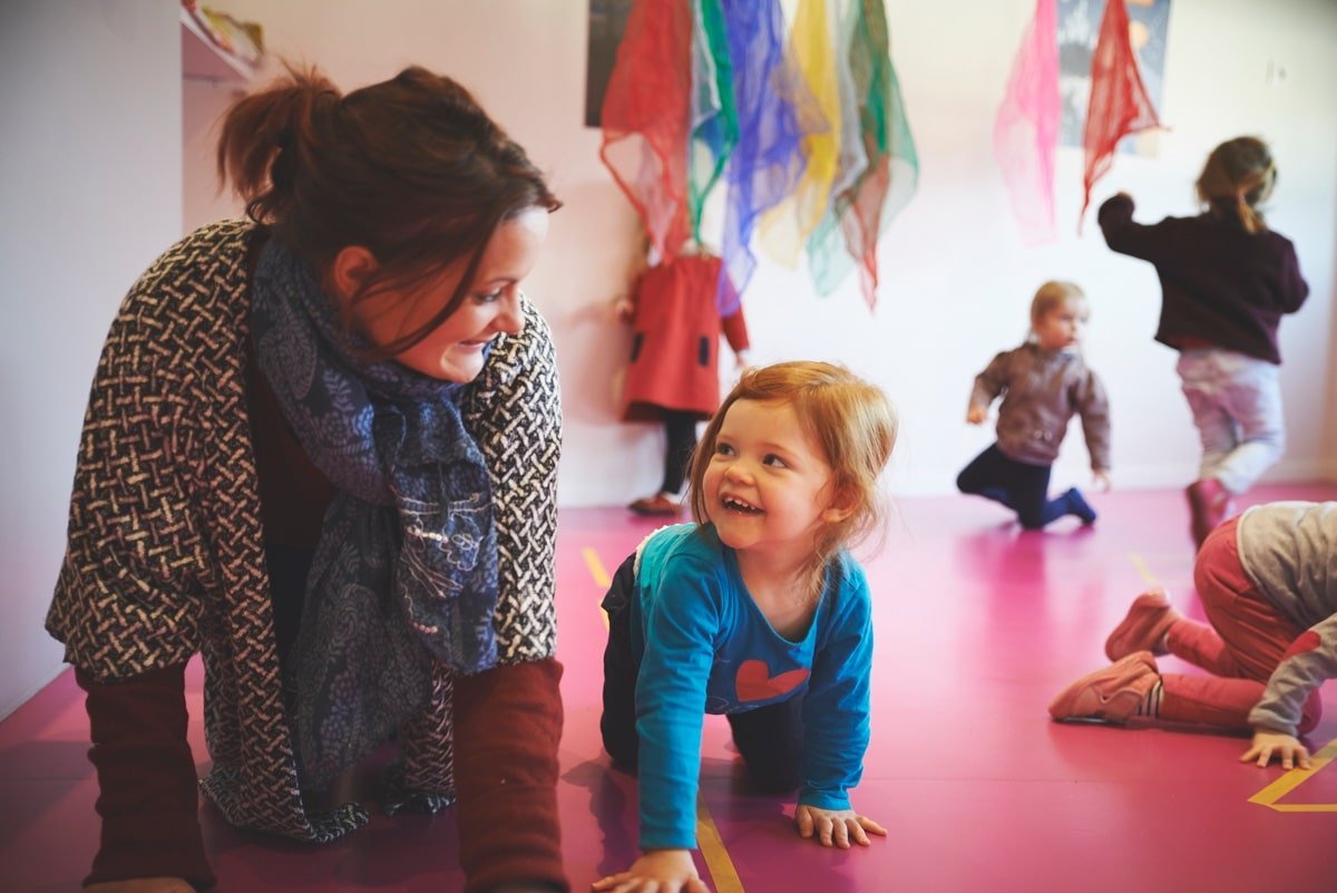 Enfants adultes movement crèche