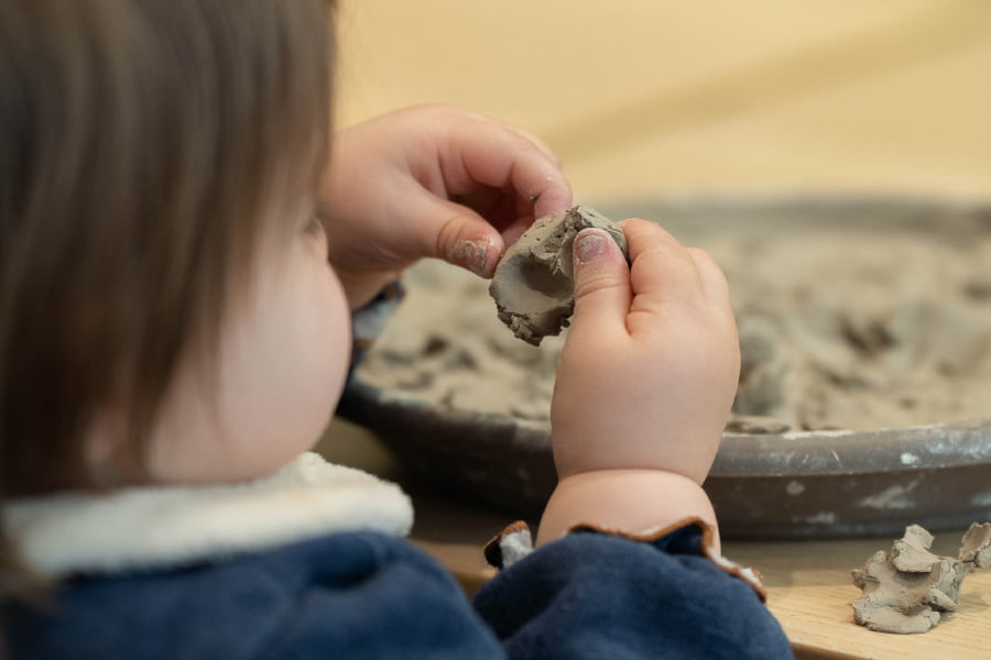 Stage Argile, plâtre et jeune enfant