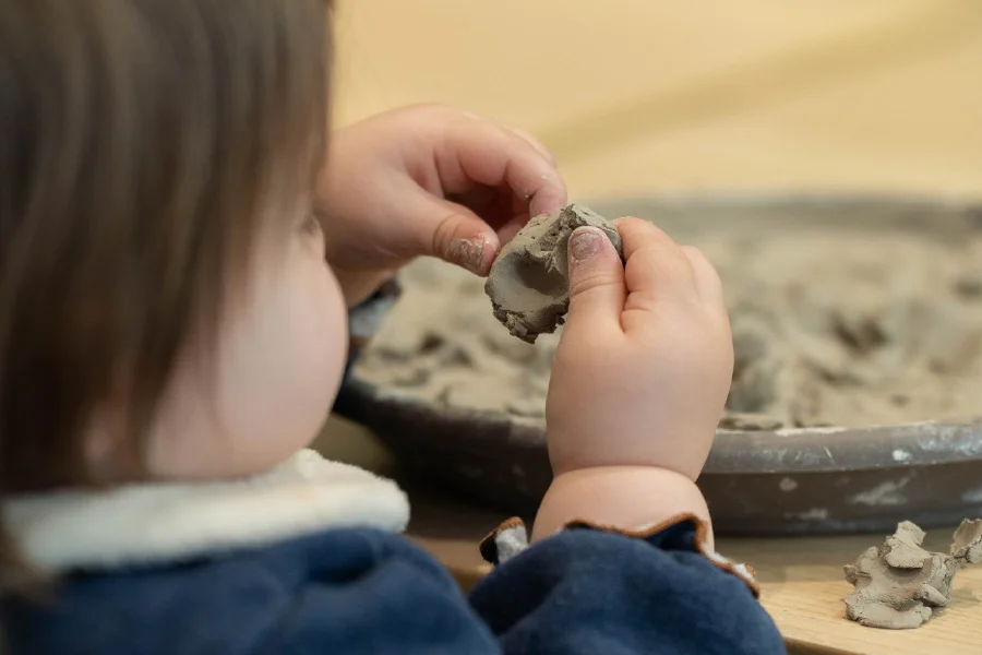 Stage Argile, plâtre et jeune enfant