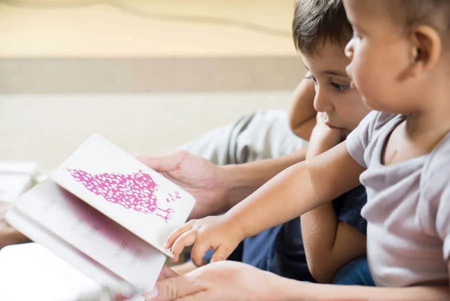 Enfants avec livre