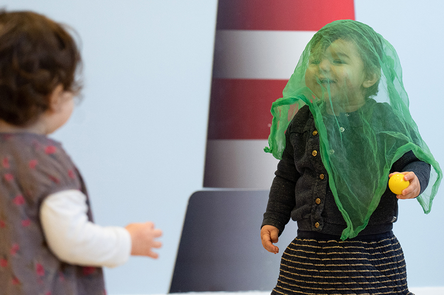 2 enfants qui jouent