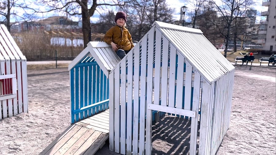 Enfant au centre de loisirs en Suède