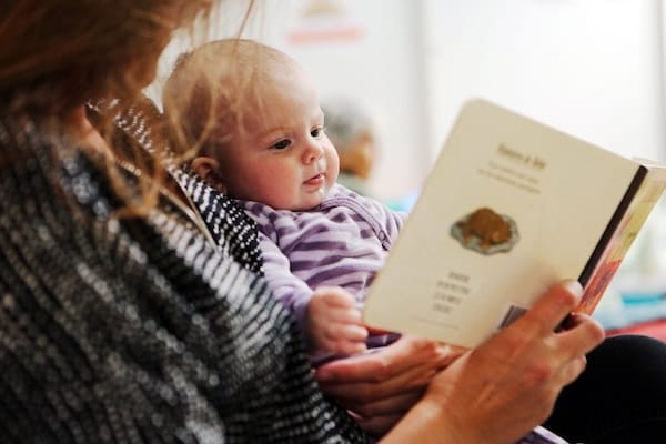 Enfant qui lit avec sa mère à la PMI