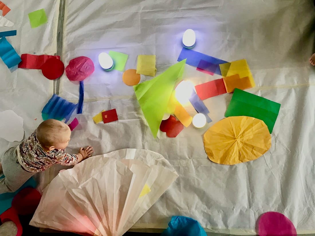 Enfant sur sol avec papiers