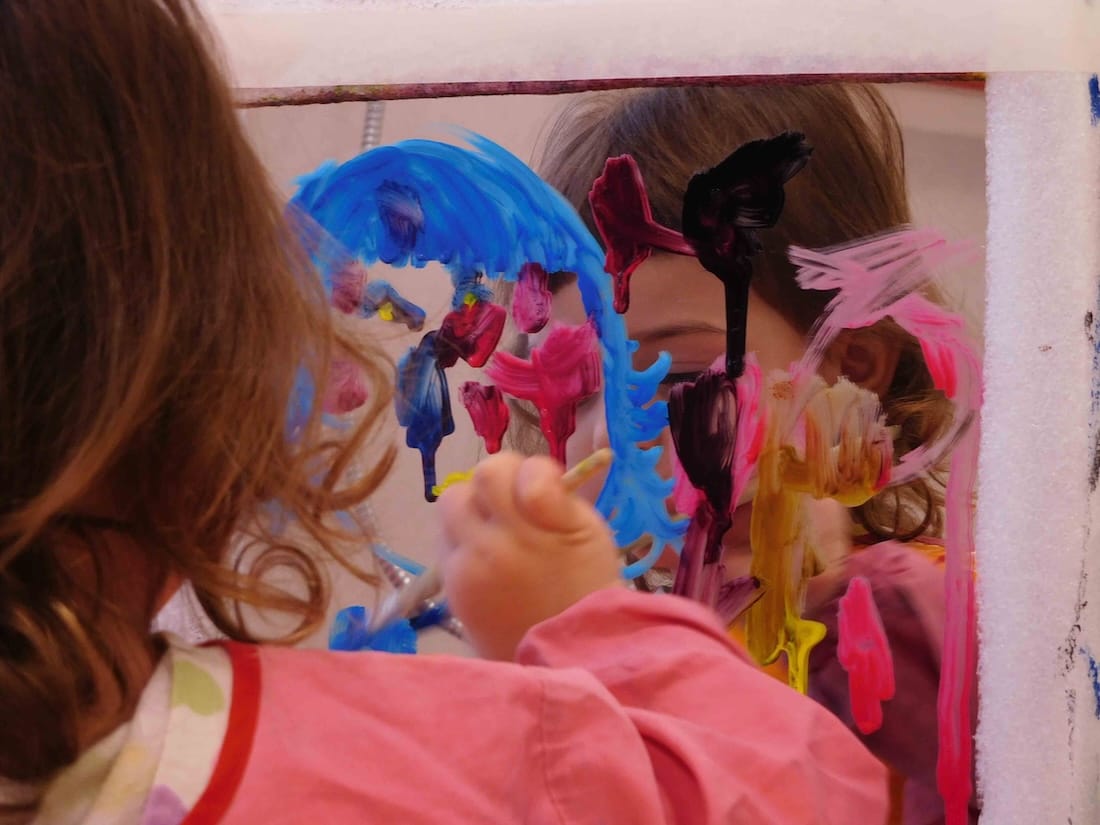 Enfant peint sur miroir